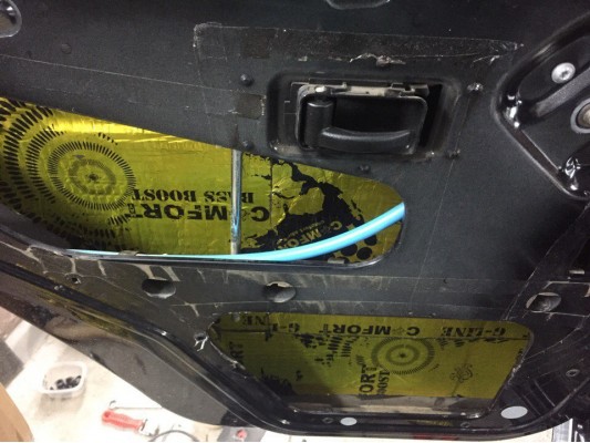 Шумоизоляция пола, арок и щитка моторного отсека